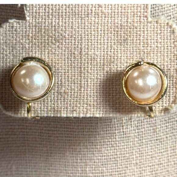 Vintage Gold Tone Clip On Earring Coro Faux Pearl Classic Minimalist Simple Prom - Picture 1 of 4